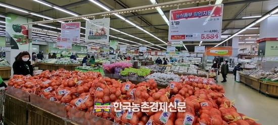 하나로마트 민생쿠폰 사용처가 대폭 확대됐다. 사진은 하나로마트 자료사진이다. kenews.co.kr