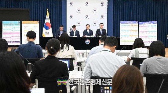 구윤철 부총리 겸 기획재정부 장관이 8월 28일 서울 중구 서울중앙우체국 포스트타워에서 열린 '초혁신 경제구현을 위한 공기업 기관장 워크숍'에서 모두발언을 하고 있다. <사진= 기재부 kenews.co.kr>