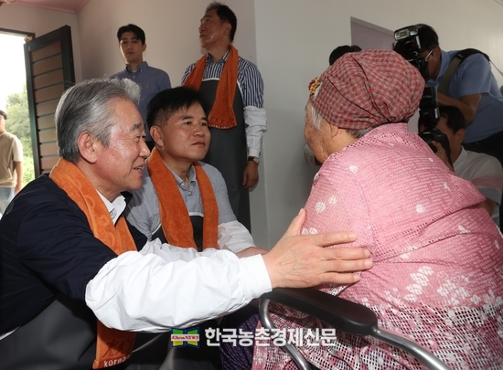강호동 농협중앙회장(왼쪽)은 ‘사랑의 집고치기 봉사활동’ 현장에서 어르신을 위로하고 있다. kenews.co.kr