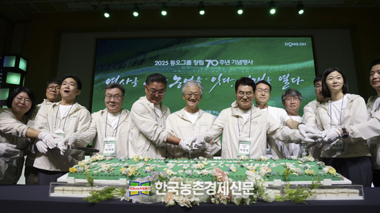 동오그룹 이병만 회장(가운데)과 이용진 사장(좌측 3번째), 이승연 사장(우측 1번째) 등 임직원이 창사 70주년기념 떡케이크 커팅식을 진행하고 있다. kenews.co.kr