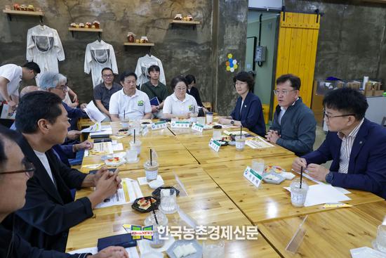 이승돈 농촌진흥청장은 19일 경북 칠곡군 꿀벌나라테마공원에서 시설을 살펴보고 양봉농가와 간담회를 시간을 가졌다. kenews.co.kr