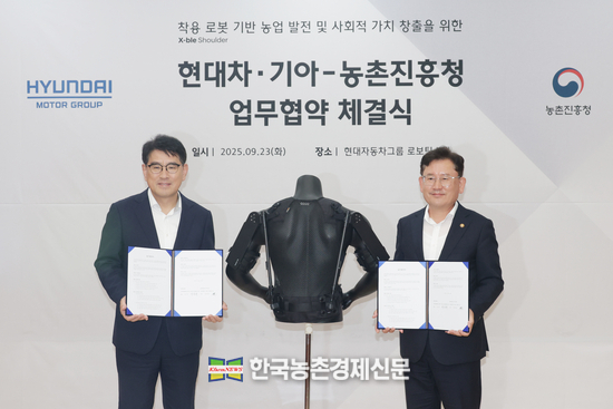 이승돈 농촌진흥청장(오른쪽)은 23일 경기 의왕시 현대자동차•기아 의왕연구소에서 현대차•기아 R&D본부장 양희원 사장(왼쪽)과 ‘착용 로봇 기반 농업발전 및 사회적 가치 창출을 위한 업무협약’을 체결하고 기념 촬영을 하고 있다.<사진=농촌진흥청 kenews.co.kr>