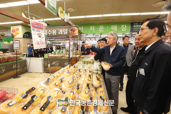 강호동 농협중앙회장(앞에서 3번째)이 26일 농협하나로마트 고양점에서 명절 대표 성수품목인 배의 가격 및 수급상황을 확인하고 있다. kenews.co.kr