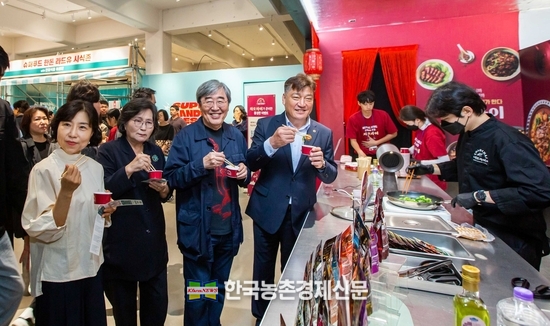 한돈 파트너스 스토어 ZONE의 샘표식품(차오차이)부스에서 한돈 메뉴를 시식 중인 주요 인사(좌로부터 대한영양사협회 김지연 이사, 소비자시민모임 문미란 회장, 샘표식품 박진선 대표이사, 한돈자조금 손세희 위원장). kenews.co.kr
