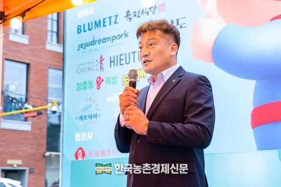 ‘‘2025 슈퍼 한돈 페스타 팝업스토어’ 개막식에서 손세희 위원장이 한돈의 건강한 가치와 산업의 미래 비전을 강조하며 개회사를 전하고 있다. kenews.co.kr