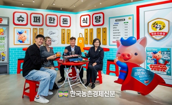 ‘슈펴 한돈 에너지 타운’에 마련된 포토존에서 주요 인사들이 포즈를 취하고 있다.(좌로부터 한돈 명예홍보대사 진우와 해티, 한돈자조금 손세희 위원장, 소비자시민모임 문미란 회장). kenews.co.kr
