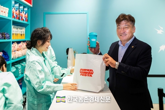 한돈 굿즈 텀블러를 들고 있는 손세희 위원장. kenews.co.kr