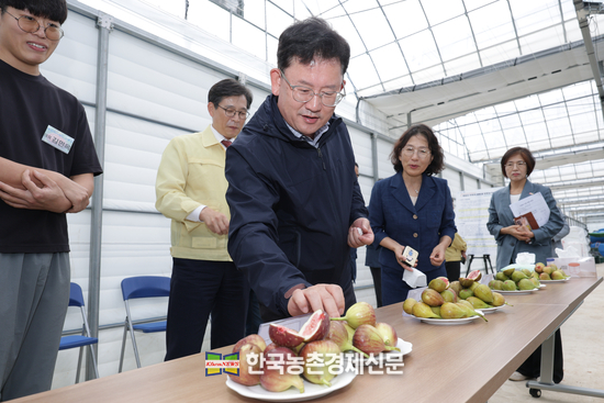 이승돈 농촌진흥청장은 15일 전남 영광 무화과 스마트팜 청년 창업농가를 방문해 운영 현황을 살보고 지원책 등에 대한 의견을 나눴다. <사진= 농촌진흥청 kenews.co.kr>