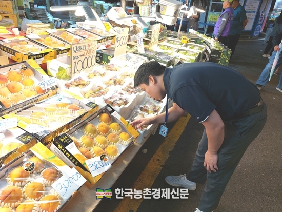 국립농산물품질관리원 단속원들의 원산지 단속현장 모습. kenews.co.kr 
