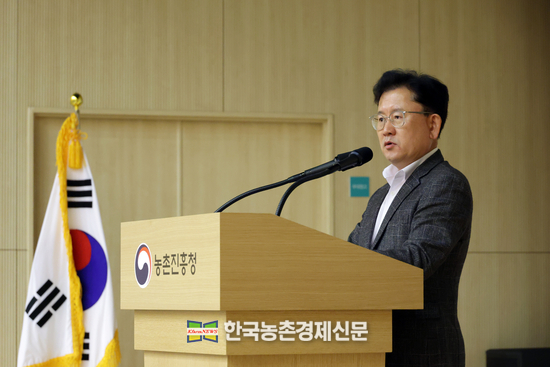 이승돈 농촌진흥청장은 20일 전북 전주시 농촌진흥청에서 농업ㆍ농촌분야 국정과제 이행계획과 미래 방향 설정을 위한 간부 공동 연수회를 개최했다. <사진 = 농촌진흥청 kenews.co.kr>