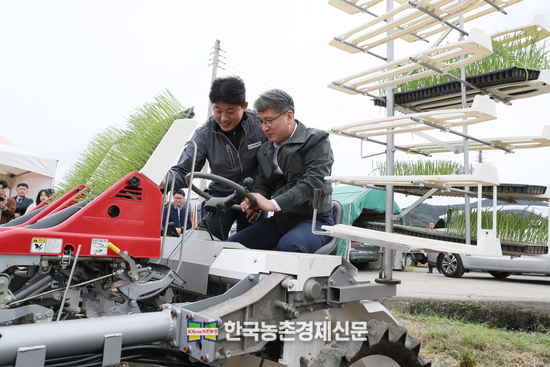 서효원 농촌진흥청 차장이 경남 함양에서 열린 양파 노지모종 기계화 작업과정을 지켜보며, 양파 노지모종 정식기에 올라타 현장 시승 점검을 직접 선보이고 있다. <함양= 나남길 kenews.co.kr> 