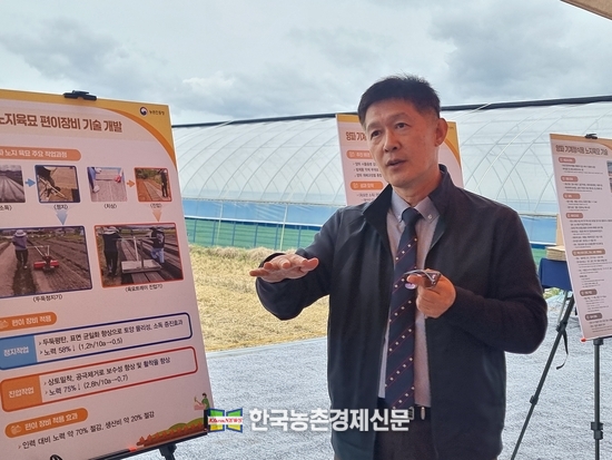 국립농업과학원 밭농업기계과 이상봉 과장이 양파 노지모종 기술설명회 현장에서 양파 밭농업기계화에 대해 직접 설명하고 있다. kenews.co.kr 