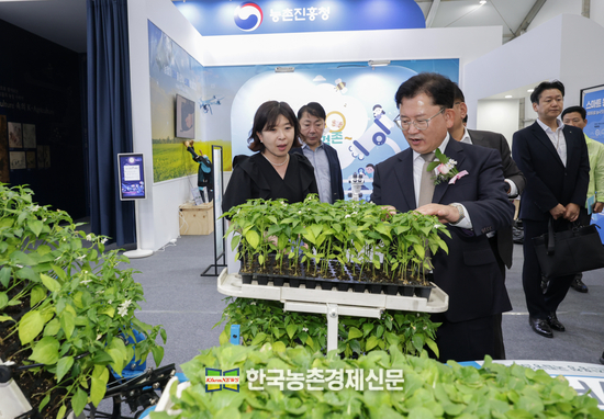 이승돈 농촌진흥청장은 23일 전남 나주시 전남도농업기술원에서 열린 ‘2025 국제농업박람회’ 개막식에 참석해 축사를 하고 전시장을 둘러보고 있다. <사진=농촌진흥청kenews.co.kr>