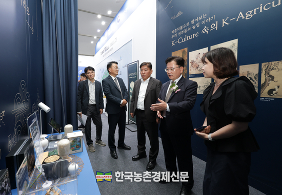 이승돈 농촌진흥청장이 ‘2025 국제농업박람회’ 축사에 이어 박람회 전시장들을 둘러보고 있다. <사진=농촌진흥청kenews.co.kr>