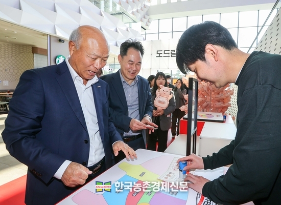 2025 도드람 팝업스토어에서 게임에 참여하고 있는 박광욱 조합장. kenews.co.kr