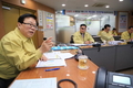 전북지역에서 최근 구제역이 발생하면서 방역당국이 차단방역에 비상이 걸렸다. 이동필 농림축산식품부 장관이 정부 세종청사에 설치된 구제역 가축방역비상대책 상황실에서 더 이상 구제역이 확산되지 않도록 차단방역에 총력을 기울여 줄 것을 점검과 함께 당부하고 있다.