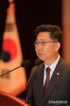 농림축산식품부 김현수 장관 임명장받고 곧바로 취임식