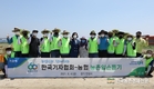 농협, 한국기자협회와 함께 농촌일손돕기 팔걷어