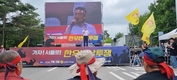 '한우농가 뿔났다!' 국회 앞으로!...농민들 1만 2천명 소끌고 '한우반납' 상경 시위!