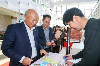 도드람 '팝업스토어'...다양한 연령대에서 인기 끌어