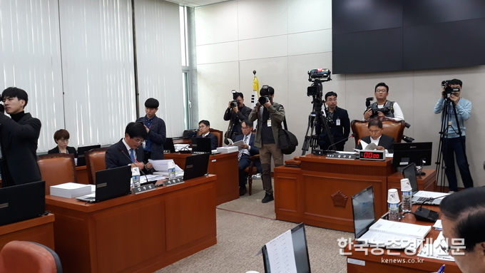 농협은행과 단위농협 간 제살 깎아먹기 경쟁으로 경영부실이 초래되고 있는 것으로 드러났다. 국회 농림축산식품해양수산위원회 김태흠의원(자유한국당, 보령․서천)이 농협은행으로부터 제출받은 자료에 따르면 전국적으로 단위농협과 경합 중인 점포는 총 57개로 집계됐다. 나남길 kenews.co.kr